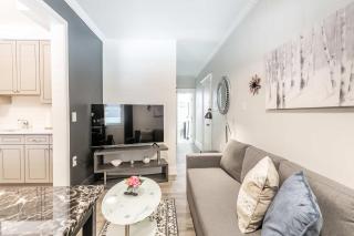 Boutique 2BR Apartment on James St North Sleeps 6 - Hamilton - 3