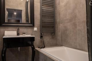 Spacious Apartment with Balcony and Garage – Mokotów - 1
