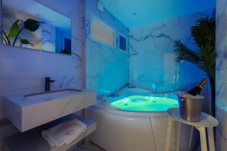 Luxurious 3 Bedrooms Sauna Jacuzzi - 4