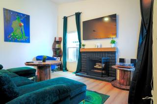Vibrant Vegas Retreat, Quiet, Cozy, 18 min to Strip - 0