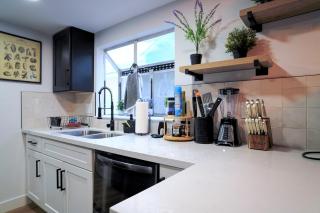 Vibrant Vegas Retreat, Quiet, Cozy, 18 min to Strip - 8