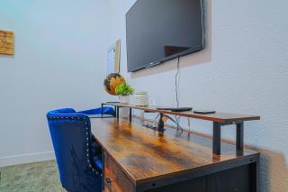 Vibrant Vegas Retreat, Quiet, Cozy, 18 min to Strip - 5
