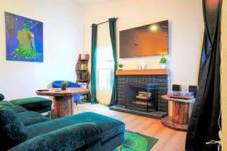 Vibrant Vegas Retreat, Quiet, Cozy, 18 min to Strip - 1