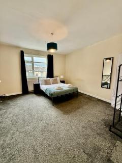 Comfy Entire Apartment with Free Parking in Bury Town - 8
