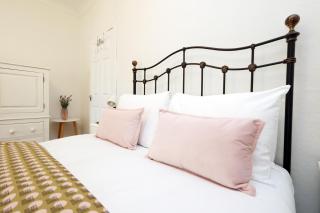 Spacious 3 Bedroom Home In Heart Of Port Talbot By EKLIVING LUXE Short Lets & Serviced Accommodation - Port Talbot - 2
