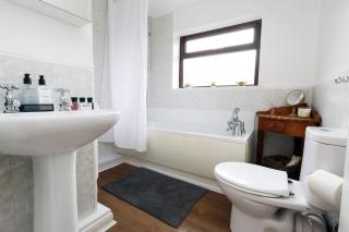 Spacious 3 Bedroom Home In Heart Of Port Talbot By EKLIVING LUXE Short Lets & Serviced Accommodation - 7