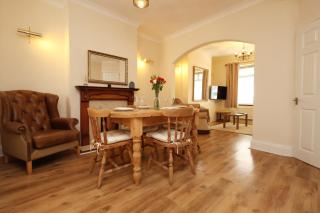 Spacious 3 Bedroom Home In Heart Of Port Talbot By EKLIVING LUXE Short Lets & Serviced Accommodation - 0