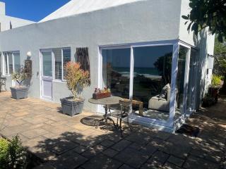 PYRAMID HOUSE BY THE SEA - 3