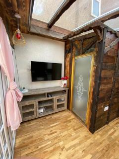 Guest suite with hot tub and sauna - 0