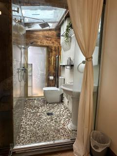 Guest suite with hot tub and sauna - 8
