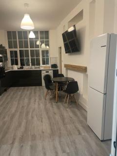 Stylish modern 2 bedroom flat 6B - 8