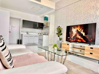 Upscale Centric Apt, City Views - 4