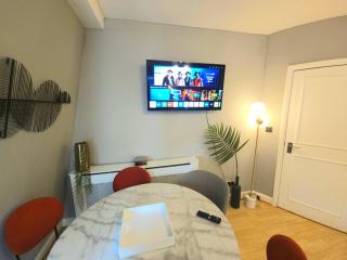 Cosy 3 Bedroom Hyde Park Apartment with 3 Beds plus a Sofa-bed, Building with Elevator, 1 Flight of stairs only to climb - 1