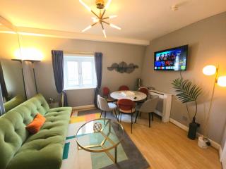 Cosy 3 Bedroom Hyde Park Apartment with 3 Beds plus a Sofa-bed, Building with Elevator, 1 Flight of stairs only to climb - 2