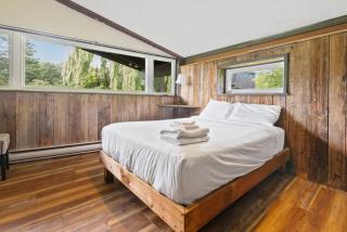 Stunning Mountain Getaway with Open Concept Design - 7