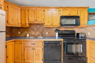 Stunning Mountain Getaway with Open Concept Design - 1