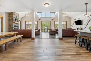 8 BR Luxury Swiss Style Chalet w Hot Tub - 2