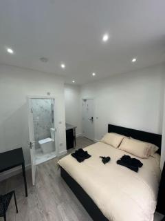 Clapham Junction moments away - 2