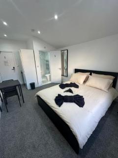 Central London Room and bathroom - 2