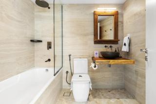 Luxury 1BR with Workspace Next To Dubai Mall - 4