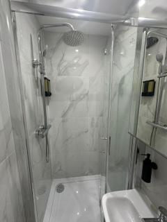 London Victoria nearby - 4