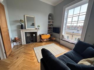 Elegant Georgian Apartment on Alfred Street - 4
