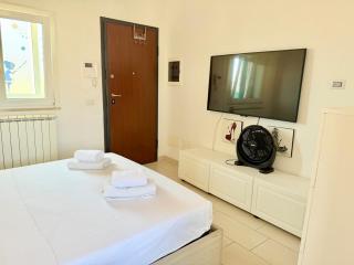 Azure Oasis with parking near the airport & beach - 4