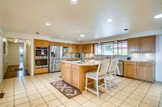 4 Mi to River Umpqua Valley Villa with Fire Pit! - 5