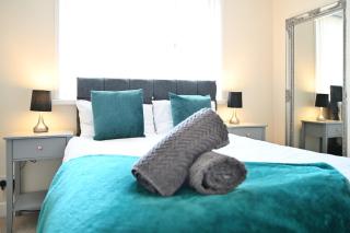 Sleek and Stylish 3 Bed in Bolton-Garden-Parking - 4