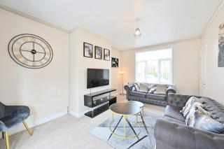 Sleek and Stylish 3 Bed in Bolton-Garden-Parking - 2