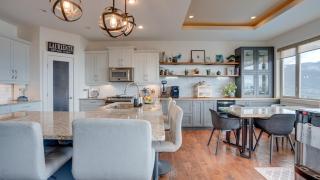 Hot Tub, Pool, City Views, close to Silver Star - 7