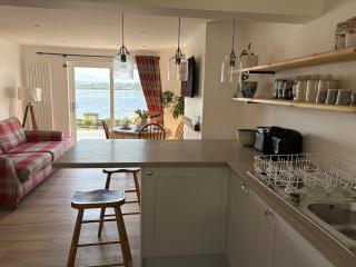 Seaside Retreat - Quiet Seafront Spot with Free Parking - 5