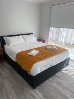 Golden Getaway, Private 3x bedroom home with 2x living spaces and study - 8