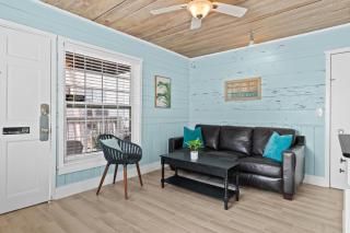 Parrot Beach Cottages Suite #4 - 6