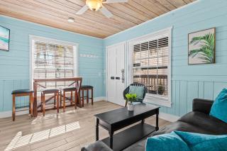 Parrot Beach Cottages Suite #4 - 5