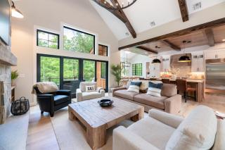 Luxurious Mountain Retreat Hot Tub Pool Table - 1