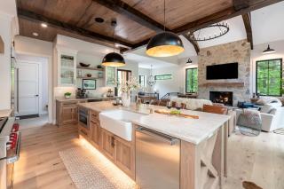 Luxurious Mountain Retreat Hot Tub Pool Table - 9