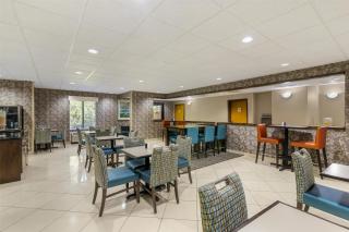 Best Western Plus Richmond Hill Inn - 4