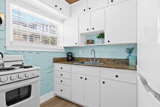 Parrot Beach Cottages Suite #3 - 5