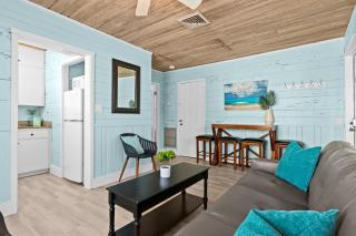 Parrot Beach Cottages Suite #3 - 6