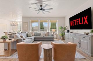 4BR Retreat With Hot Tub Greenbelt Pond Sleeps 12 - 9