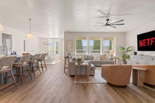 4BR Retreat With Hot Tub Greenbelt Pond Sleeps 12 - 6