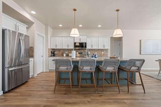 4BR Retreat With Hot Tub Greenbelt Pond Sleeps 12 - 6