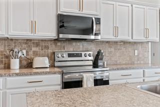 4BR Retreat With Hot Tub Greenbelt Pond Sleeps 12 - 3