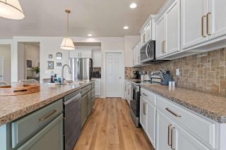 4BR Retreat With Hot Tub Greenbelt Pond Sleeps 12 - 3