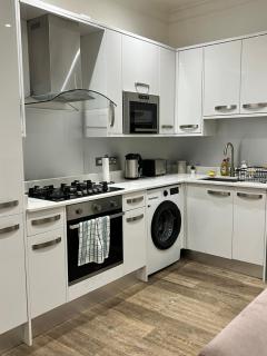 2 bed flat, sleeps 8, driveway, 5 Mins to Brixton - 5
