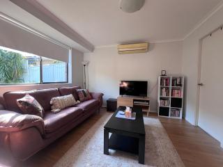 Golden Getaway, Private 3x bedroom home with 2x living spaces and study - 7