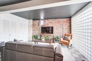 King Bed Free Parking Brick Carriage House - 7