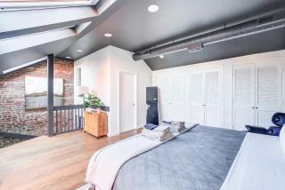 King Bed Free Parking Brick Carriage House - 4