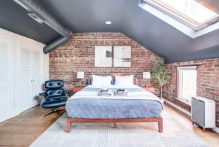 King Bed Free Parking Brick Carriage House - Alexandria - 3
